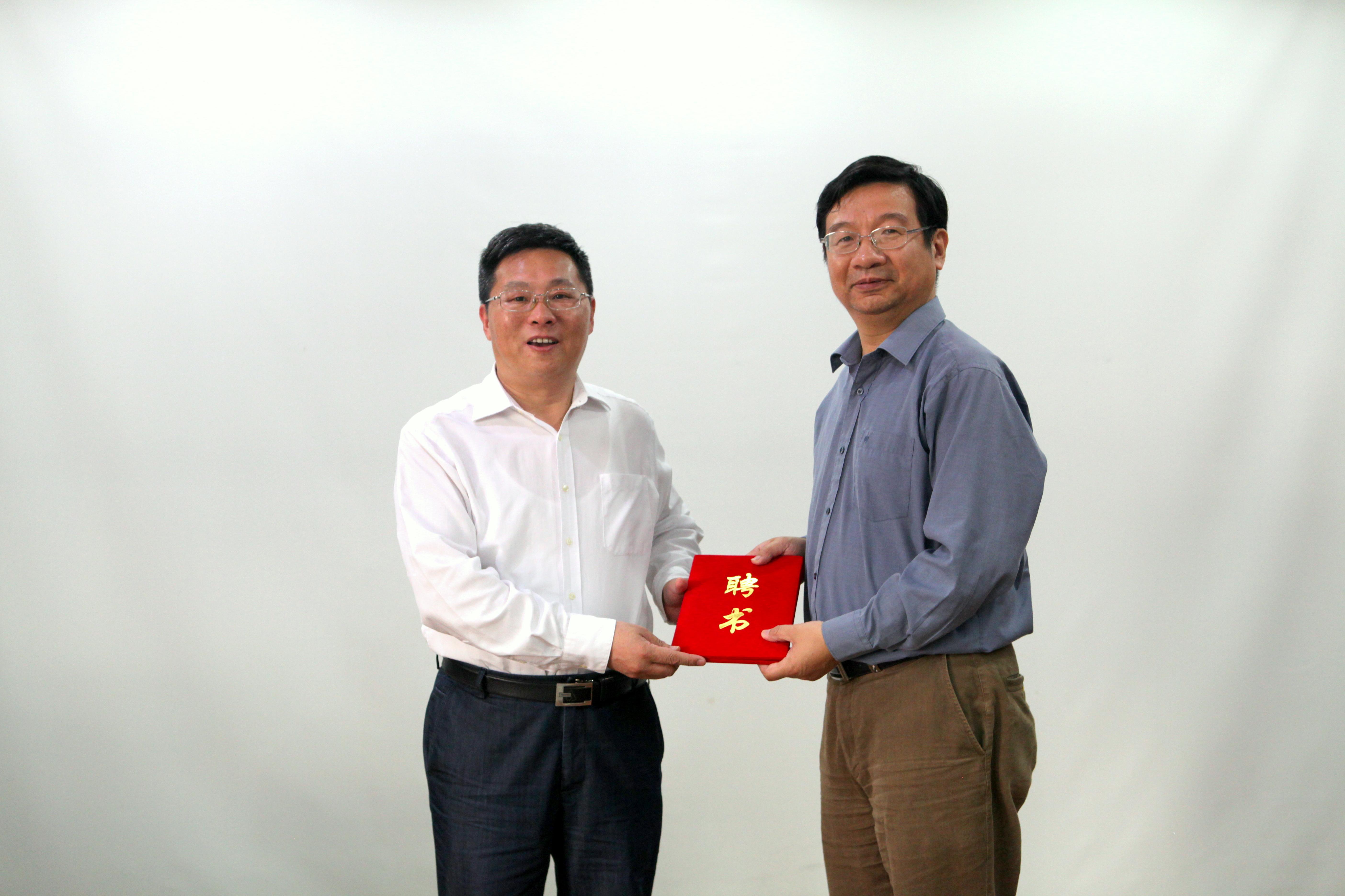 校党委书记王建明为梅强教授颁发聘书